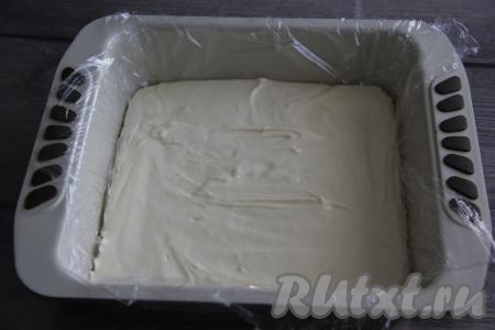 Форму для застывания массы (у меня форма размером 25х25 сантиметров) подготовить заранее, застелить её пищевой плёнкой. Выложить массу в форму, разровнять и поставить в холодильник до полной стабилизации (я убрала на ночь).