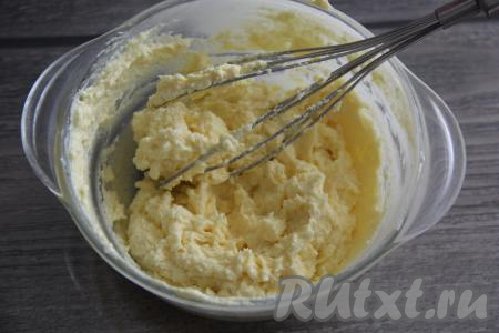 С помощью венчика перемешать масло и сгущёнку до однородного состояния.&nbsp;