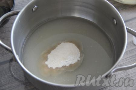 В сотейнике соединить воду, агар-агар и сахар, перемешать, поставить на средний огонь, довести, помешивая, до кипения, а затем уменьшить огонь до минимума.&nbsp;
