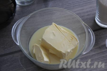 Соединить в достаточно глубокой миске мягкое масло и сгущёнку.&nbsp;