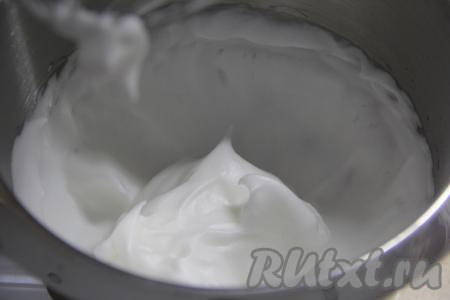 Охлаждённые белки влить в абсолютно сухую посуду и взбить с солью и лимонным соком с помощью миксера до стойких пиков.&nbsp;