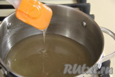 Варить сироп до состояния "сопельки" (минут 7-10), помешивая. Затем убрать сироп с огня