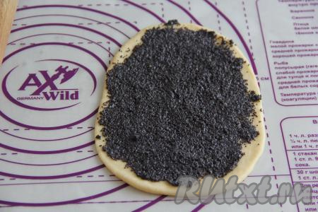 Раскатать скалкой каждую часть теста в пласт и смазать частью маковой начинки.