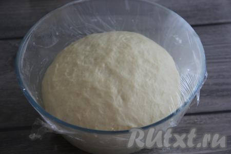 Оставить тесто в миске, накрыв плёнкой (или полотенцем). Я убрала тесто в духовку на режим "Лампочка". Тесто хорошо поднимется.