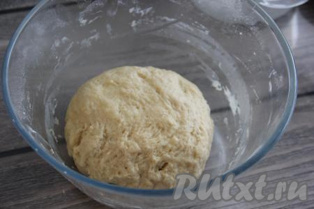 Хорошо вымесить тесто руками в течение 7-10 минут. Оно станет гладким, пластичным и очень нежным.