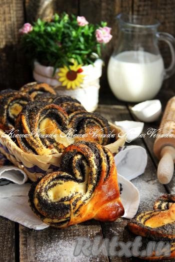 Достать из духовки и подать красивые, вкусные плюшки с маком к столу. Обязательно испеките плюшки по этому рецепту! Дрожжевое тесто очень удачное, оно отлично сочетается с наивкуснейшей маковой начинкой!