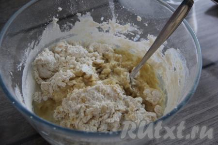 Перемешать тесто ложкой. Оно получится комковатым. Влить растительное масло.