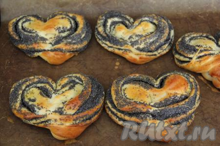 Противень с плюшками поставить в разогретую духовку и выпекать при температуре 200 градусов минут 15-20 (до золотистого цвета).