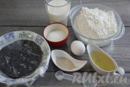 Подготовить продукты для приготовления плюшек с маком из дрожжевого теста. Маковую начинку я приготовила заранее, для этого в сотейнике соединила сахар, мак и 180 миллилитров молока, поставила на огонь и с момента закипания, периодически помешивая, варила на медленном огне минут 15-20 (до полного испарения молока). Затем добавила сливочное масло, перемешала. В 20 миллилитрах холодного молока развела крахмал и влила в начинку. Варила пару минут при постоянном помешивании. Затем сняла с огня, переложила маковую начинку в тарелку и накрыла плёнкой в контакт (плёнка должна лежать на маковой начинке). Начинку нужно полностью остудить. Такая маковая начинка прекрасно сочетается с дрожжевым тестом, не рассыпается и не выпадает из разрезов теста.