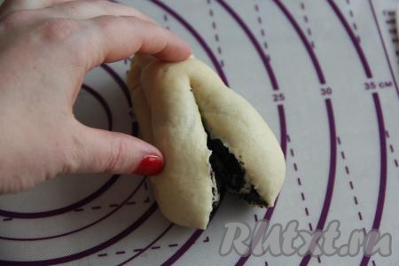 Сделать разрез вдоль, не дорезая до кончиков рулета 1,5-2 см, как на фото.