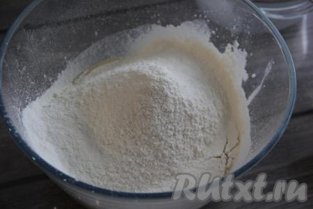 Всыпать в эту же миску просеянную муку.