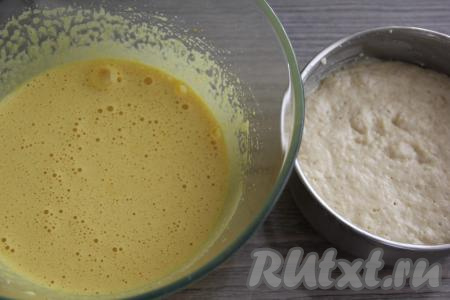 Смесь опары и заварного теста по прошествии 30 минут поднимется, примерно, вдвое, выложить её в миску с яичной массой.