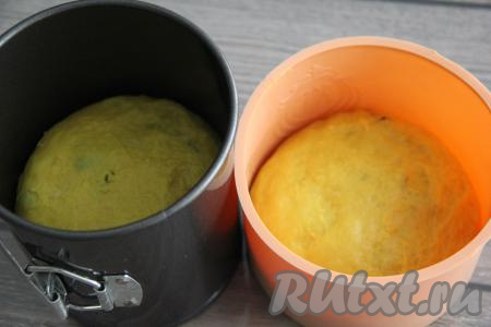 Разложить тесто по формам, заполняя на половину. У меня две формы больше среднего размера. Оставить формы с тестом в тепле на минут 35.