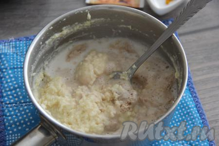 В заварную массу, остывшую до комнатной температуры, влить запенившуюся опару и перемешать. Накрыть пищевой плёнкой и оставить в тепле на 30 минут.