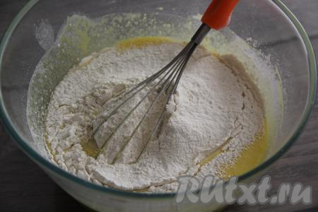 Добавить ванилин, соль и начать частями всыпать муку, каждый раз хорошо вмешивая её в тесто.