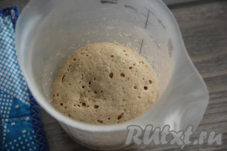 Теперь займёмся опарой, для этого 50 миллилитров воды нужно подогреть до температуре не более 40 градусов и перелить в мерный стакан (или достаточно объёмную чашку), всыпать сухие дрожжи и 1 чайную ложку сахара, перемешать и оставить на 5-7 минут (до образования на поверхности опары пышной шапки).