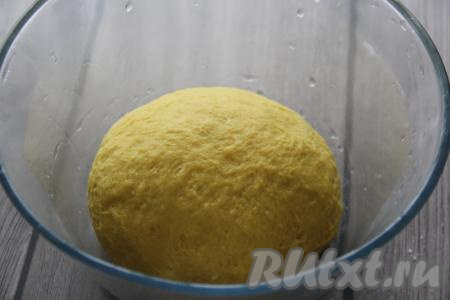 Добавляя посеянную муку важно ориентироваться на консистенцию теста. Оно должно получиться мягким, нежным и практически не липнуть к рукам. Вымесить тесто для кулича руками в течение 5-7 минут. Оставить в миске, накрыв плёнкой.