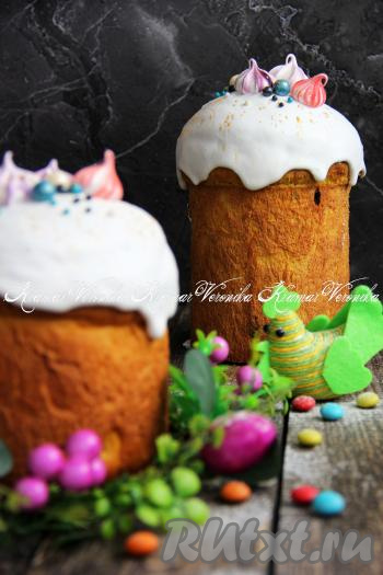 Остывшие наивкуснейшие куличи, приготовленные из заварного теста, украсить глазурью и посыпать кулинарной посыпкой.
