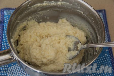 По консистенции заварная масса должна напоминать густой заварной крем или густую манную кашу, как на фото. Если заварная масса получилась жидковатой, всыпьте ещё 0,5 столовых ложки муки и тщательно вмешайте ложкой. Оставить заварную массу остывать до комнатной температуры (если заварная масса недостаточно остынет, в дальнейшем дрожжи в ней погибнут и тесто не поднимется). Для того чтобы заварная масса остыла побыстрее, можно переложить её из сотейника, в котором она заваривалась, в другую миску.