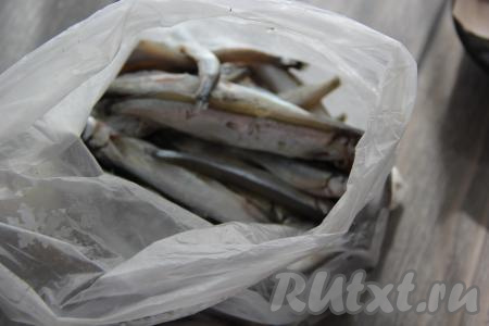 Выложить мойву в пакет.