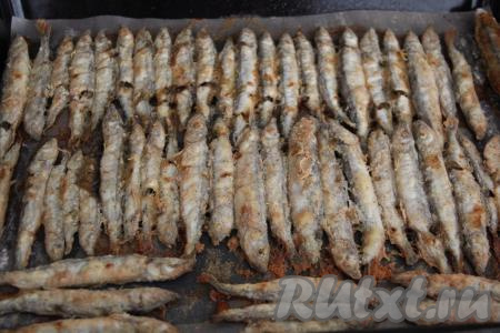 Поместить противень в разогретую духовку и запекать мойву в муке при температуре 180 градусов минут 30.