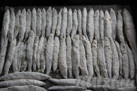 Противень застелить тефлоновым ковриком (или фольгой), смазать растительным маслом и выложить мойву в один слой.