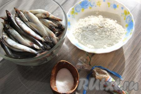 Подготовить продукты для приготовления мойвы в муке в духовке. Мойву промыть под водой и обсушить.