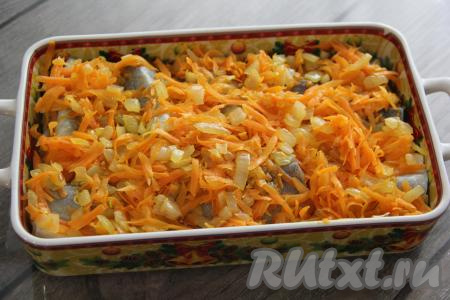 В жаропрочную форму выложить кусочки рыбы, сверху выложить овощи.