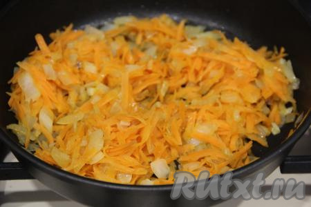 Обжарить овощи в течение 5-7 минут, не забывая их иногда перемешивать. Когда морковка с луком станут мягкими, убрать их с огня и дать немного остыть.