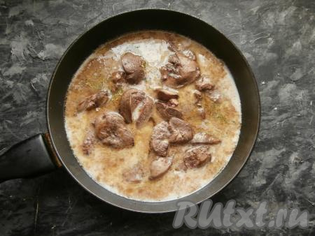 Влить в сковороду горячее молоко, добавить соль, специи, молотый чёрный перец.