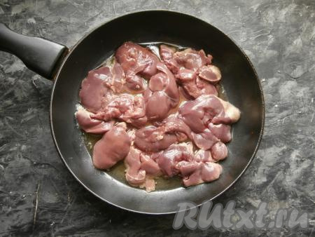 Сковороду разогреть с растительным и сливочным маслом, выложить печень.