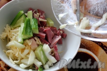 Мясо и сало нарезать кусочками, лук нашинковать, огурец нарезать дольками или брусочками, сыр натереть, при желании можно добавить корейскую морковку. Всё перемешать между собой. Начинка для шаурмы готова.
