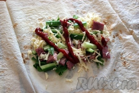 Добавить кетчуп по вкусу и свернуть шаурму конвертом.