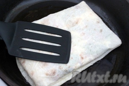 Затем шаурму в лаваше обжарить с двух сторон на раскаленной сковороде с небольшим количеством растительного масла, чтобы сыр внутри расплавился.