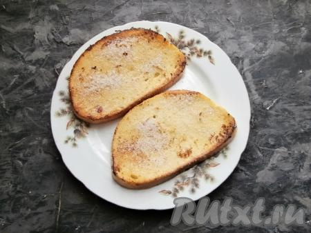 Горячие гренки посыпать смесью сахара и корицы.