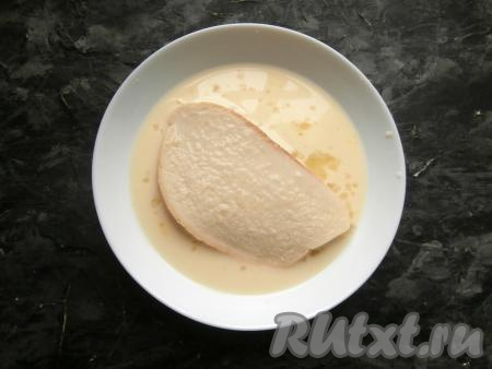 Хорошенько взбить содержимое тарелки вилкой (или венчиком). Каждый ломоть батона окунуть полностью в молочную смесь на минуту.