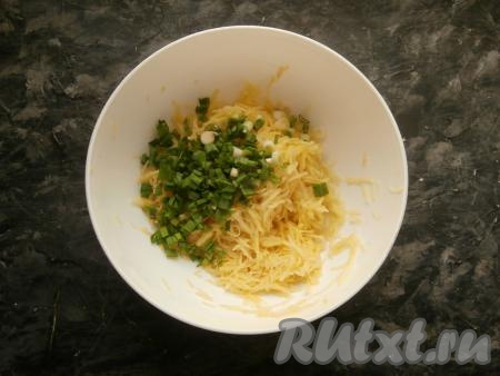 Очищенные картофелины натереть на средней тёрке, немного отжать от выделившегося сока. К натёртой картошке, отжатой от сока, добавить измельчённый зелёный лук.