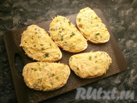 Ломти батона щедро намазать получившейся картофельной массой и оставить на 2-3 минуты.