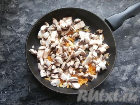 Обжарить овощи на среднем огне до мягкости (на это потребуется 4-5 минут), не забывая периодически помешивать, затем добавить нарезанные шампиньоны.