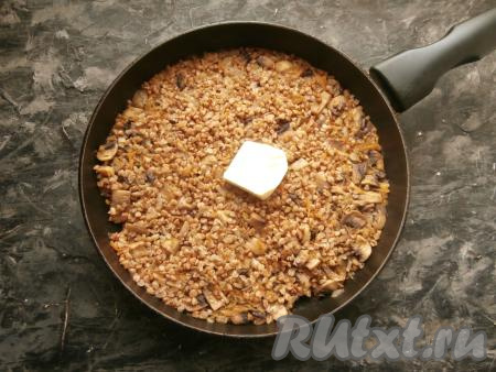 А затем закрыть сковороду крышкой и готовить гречку с шампиньонами на минимальном огне 20-25 минут (до полного испарения жидкости). В готовую гречку добавить сливочное масло.