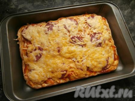 Температуру духовки увеличить до 200 градусов и выпекать пиццу ещё минут 15.