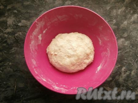 Далее вливать оставшуюся дрожжевую смесь и замешивать тесто, которое должно быть мягким, чуть липким. Сначала замешиваем ложкой, затем руками.
