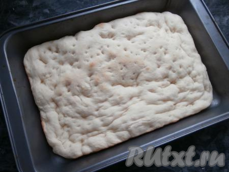 Отправить противень в разогретую до 180 градусов духовку на 10 минут.