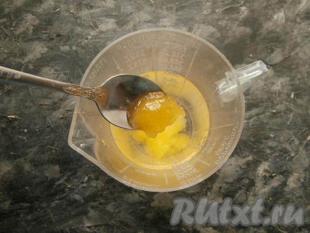 В тёплой воде полностью растворить мёд. Температура воды должна составлять не более 40 градусов.