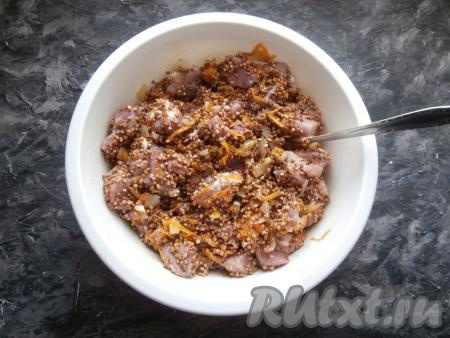 Всё тоже самое я сделала со второй половиной мяса, добавив к нему гречку и оставшиеся продукты, тщательно перемешала.