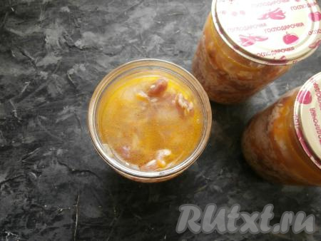 Влила обычную очищенную воду комнатной температуры, не доходя до краёв банок 2-3 см.