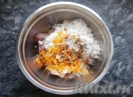 Добавила половину обжаренных овощей к мясу с рисом, всыпала половину соли, добавила 1 чайную ложку уксуса, поперчила.