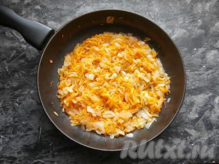 Обжарила овощи до мягкости (около 7-8 минут) на среднем огне, помешивая. Оставила овощи остывать.