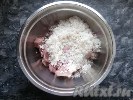 Далее нарезанное мясо я разделила на 2 части. К одной половине мяса я добавила рис.