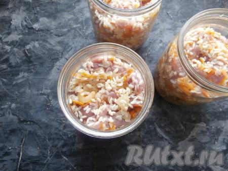 Банки и крышки я простерилизовала, разложила по банкам мясо с крупами так, чтобы баночки были наполнены начинкой на 2-3 пальца выше от середины.